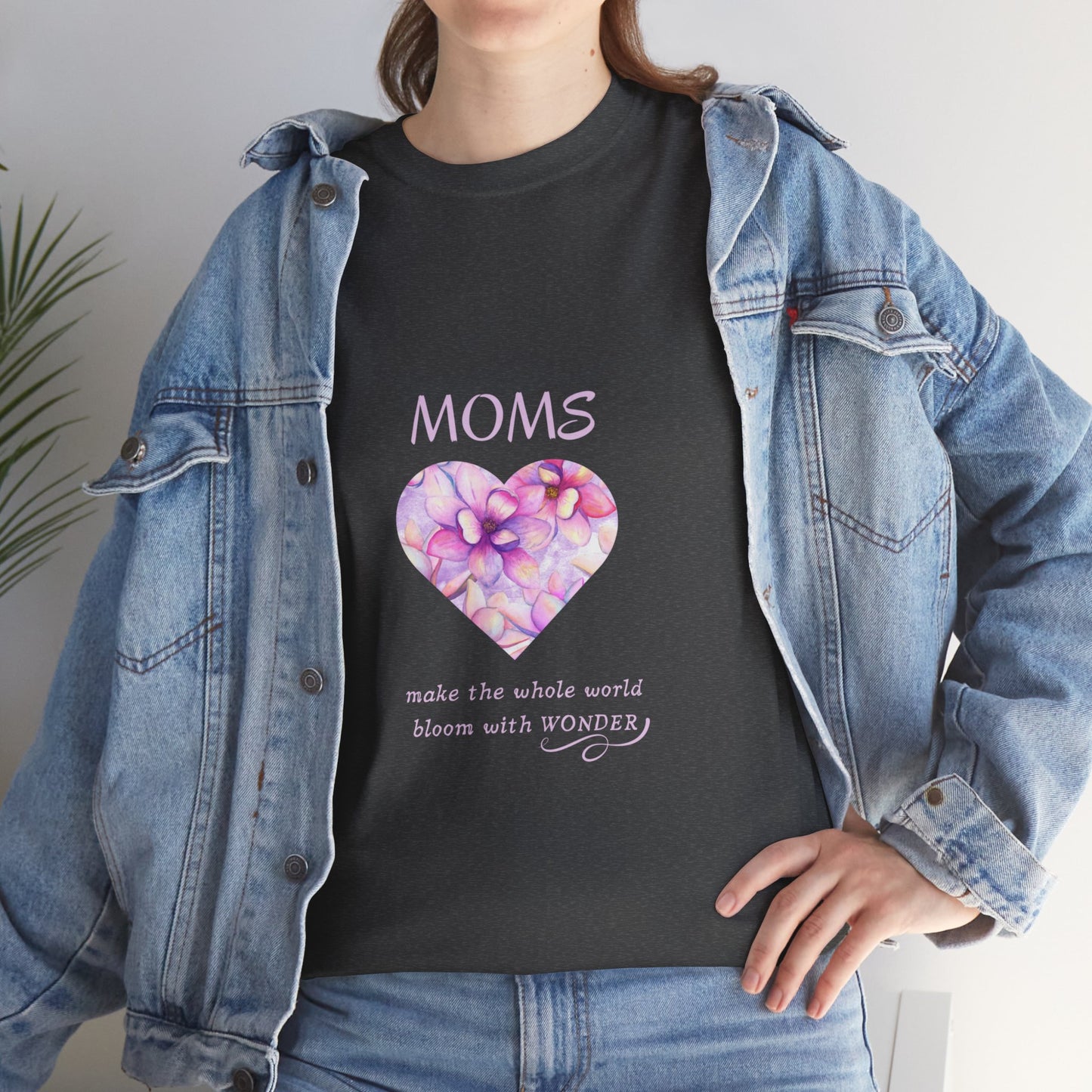 Moms make the whole world bloom with wonder (T-shirt)