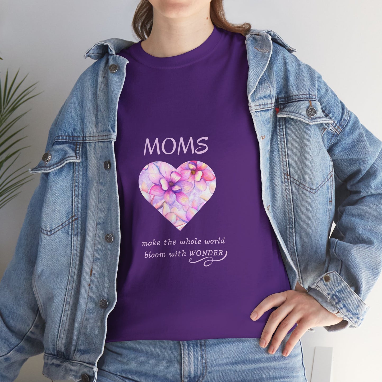 Moms make the whole world bloom with wonder (T-shirt)