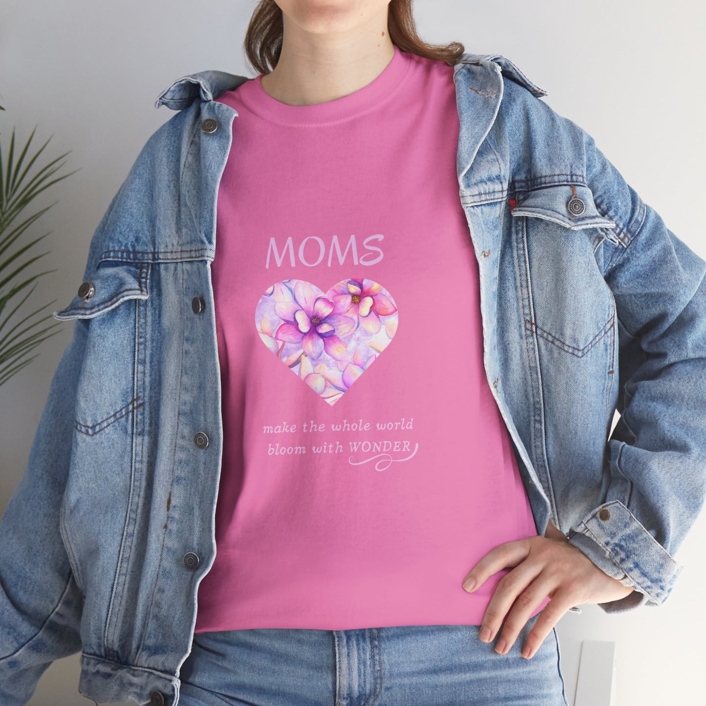 Moms make the whole world bloom with wonder (T-shirt)